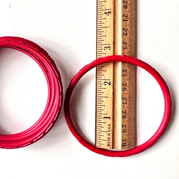 Vintage Bangles Cinnabar Red Carved Set Lot of Bracelets Asian Jewelry - Picture 3 of 7